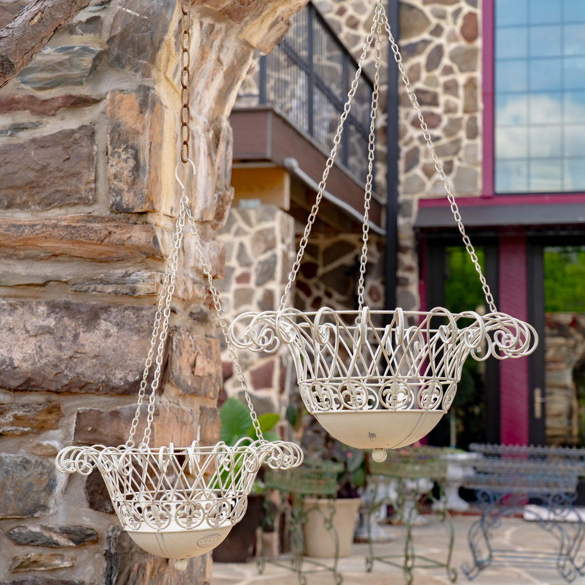 Set of 2 Metal Hanging Basket Planters "Stephania"
