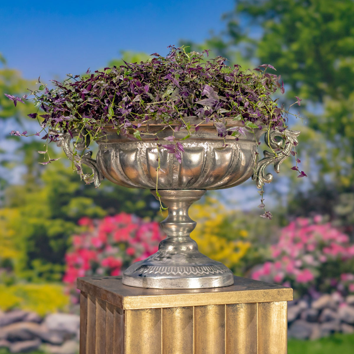 Set of 2 Assorted Metal Urns "Fontus"