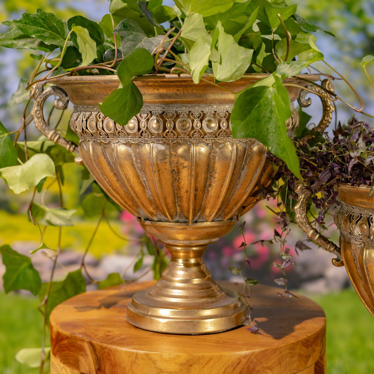 Set of 2 Assorted Metal Urns "Liber"