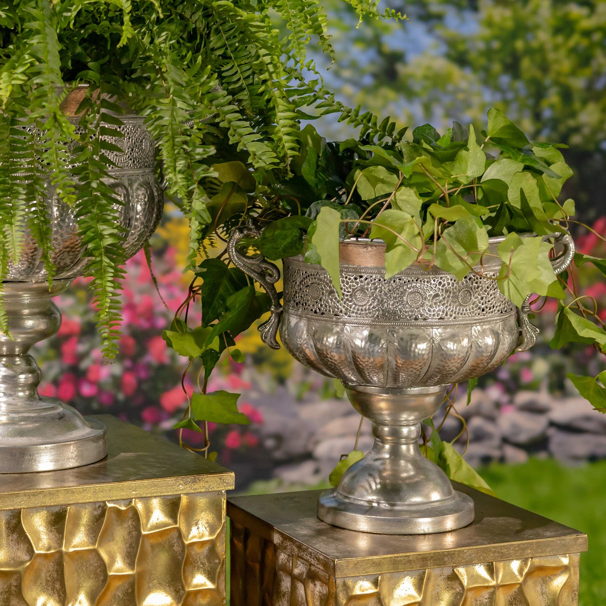 Set of 2 Assorted Metal Urns "Veritas"