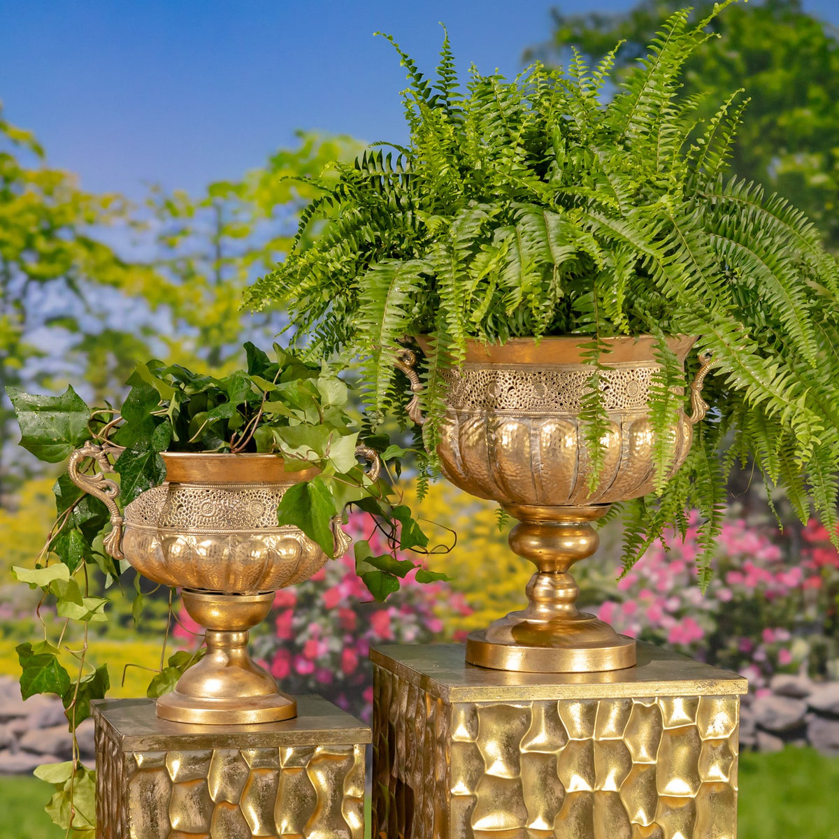 Set of 2 Assorted Metal Urns "Veritas"