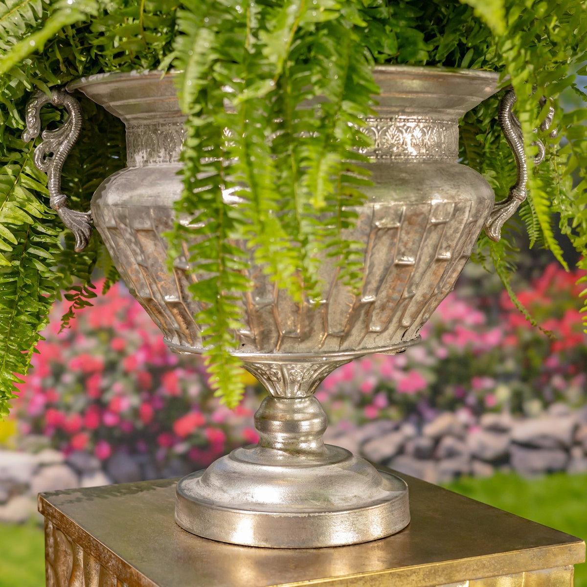 Set of 2 Assorted Metal Urns "Salus"