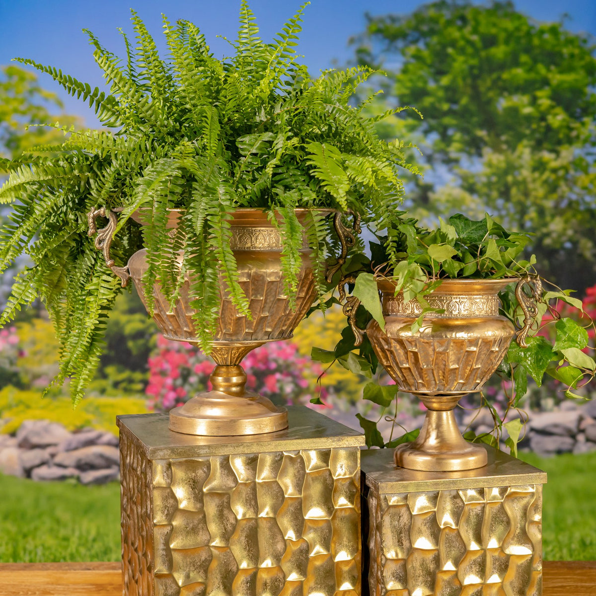 Set of 2 Assorted Metal Urns "Salus"