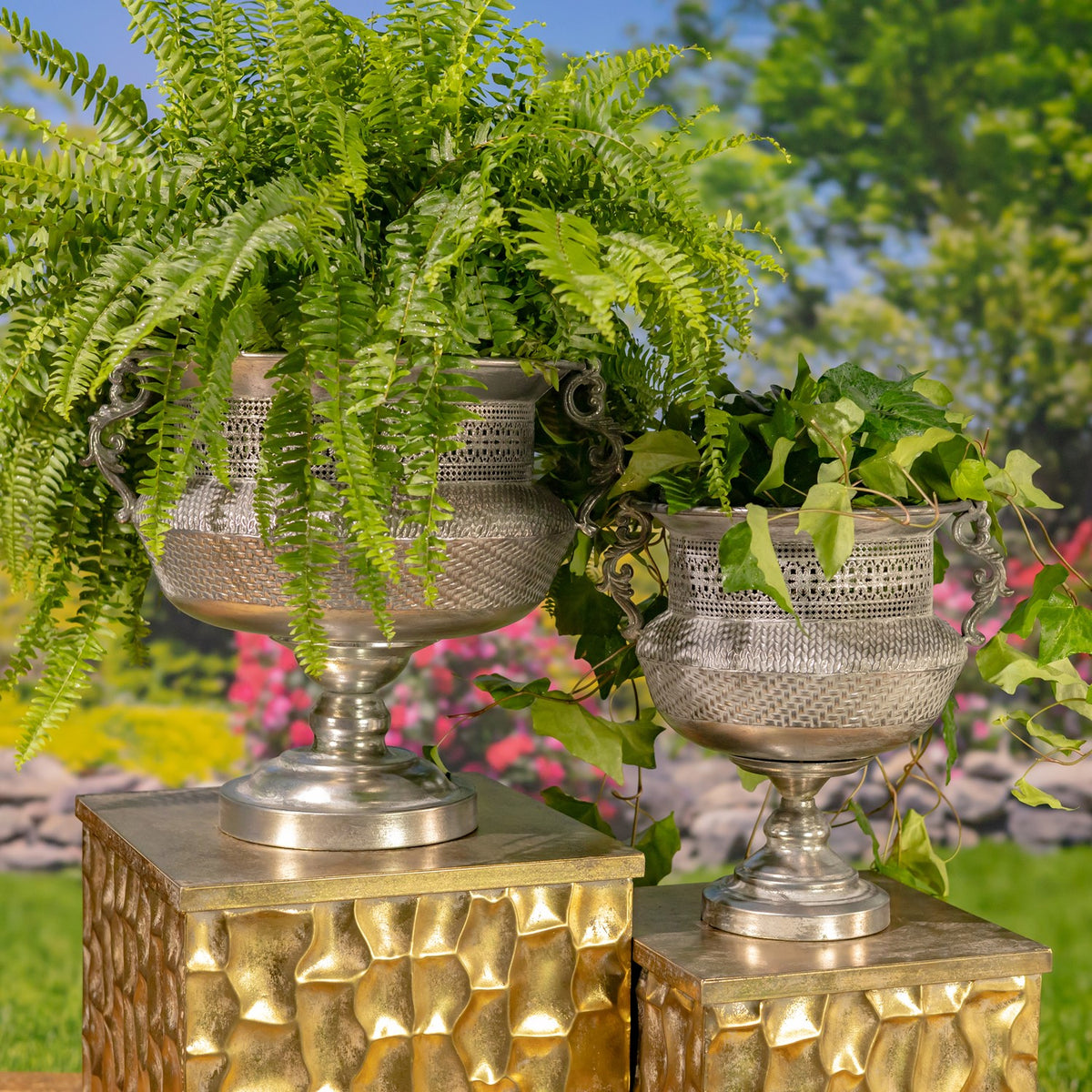 Set of 2 Assorted Metal Urns "Juventas"