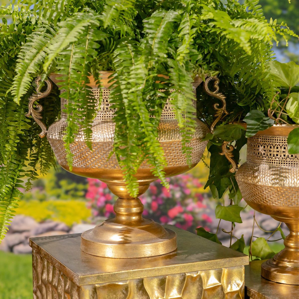 Set of 2 Assorted Metal Urns "Juventas"