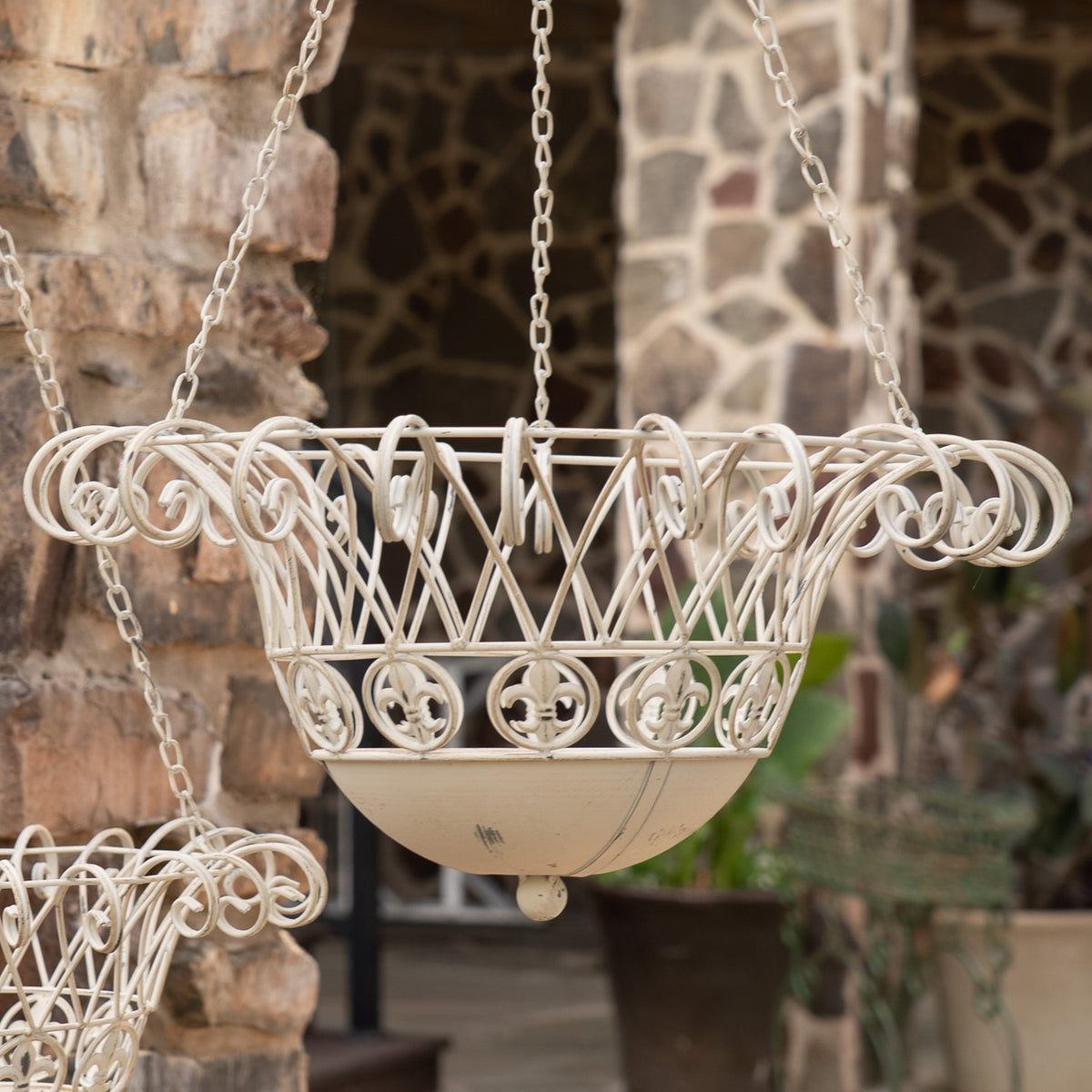 Set of 2 Metal Hanging Basket Planters "Stephania"