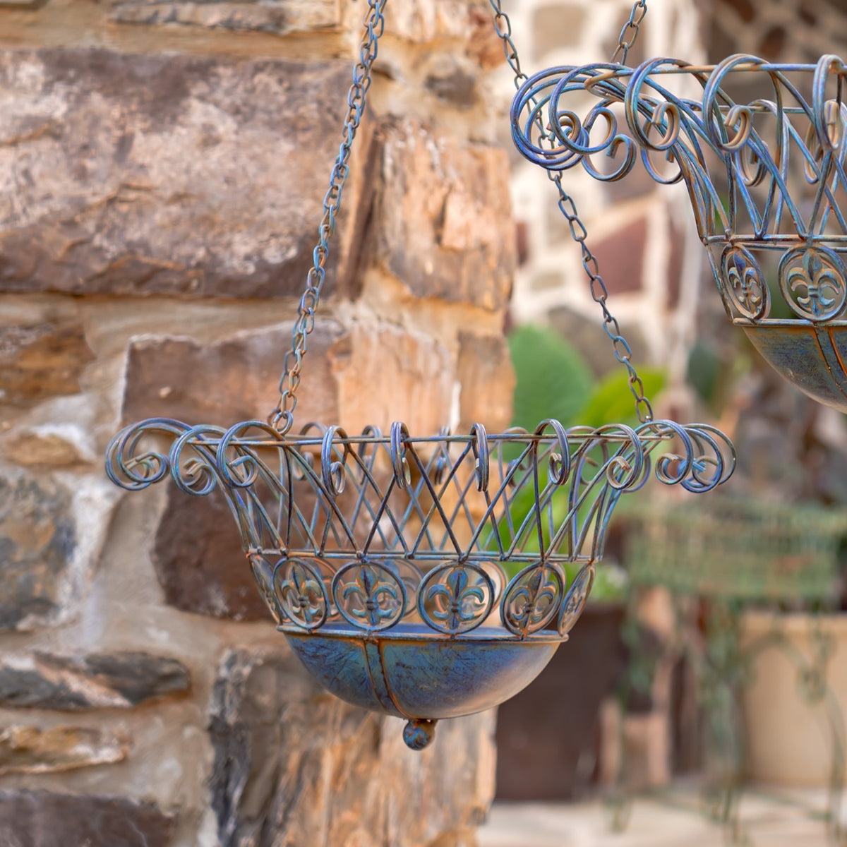 Set of 2 Metal Hanging Basket Planters "Stephania"