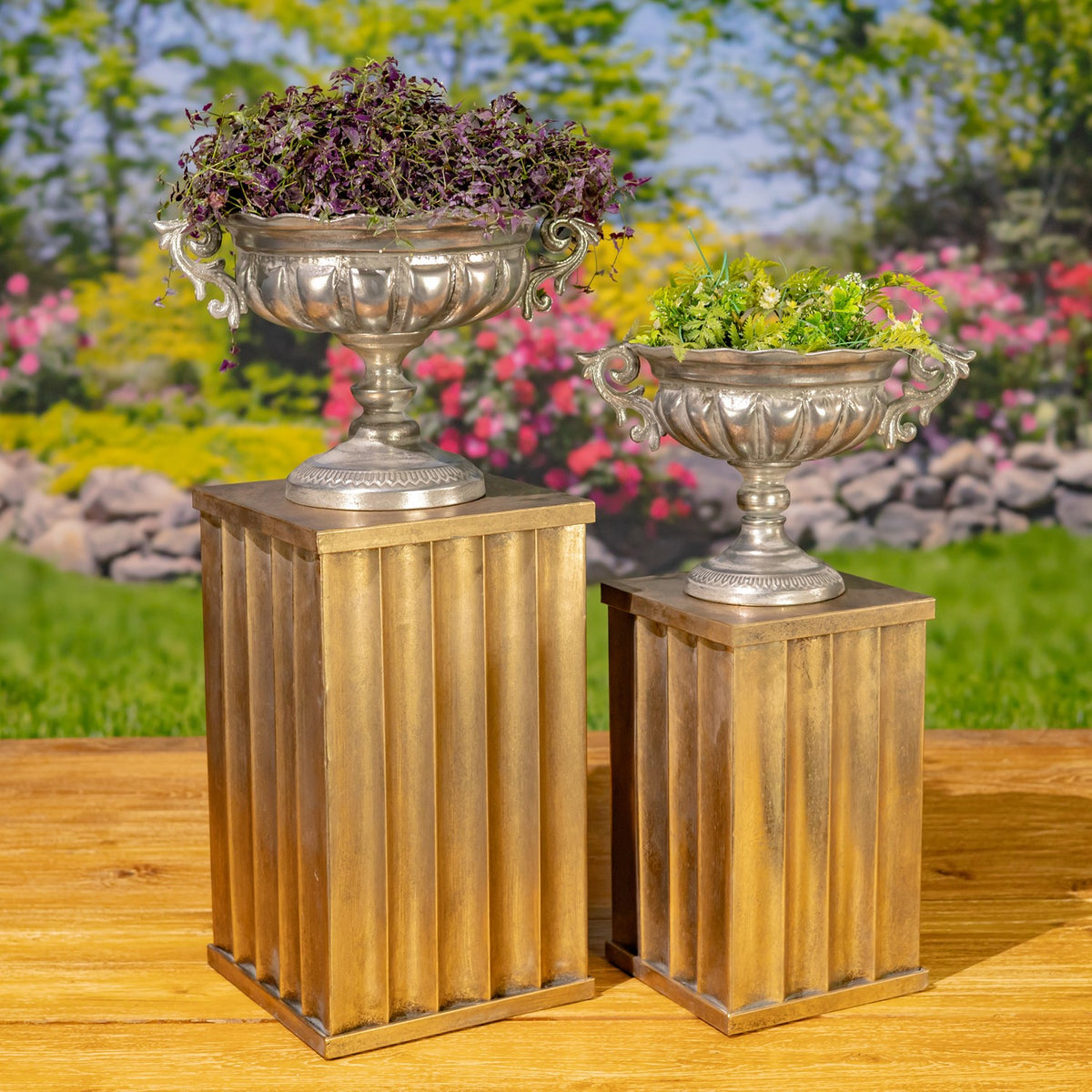 Set of 2 Assorted Metal Urns "Fontus"