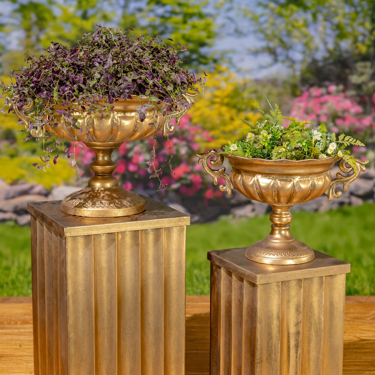 Set of 2 Assorted Metal Urns "Fontus"