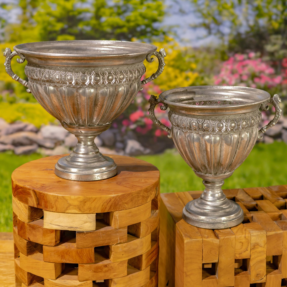Set of 2 Assorted Metal Urns "Liber"