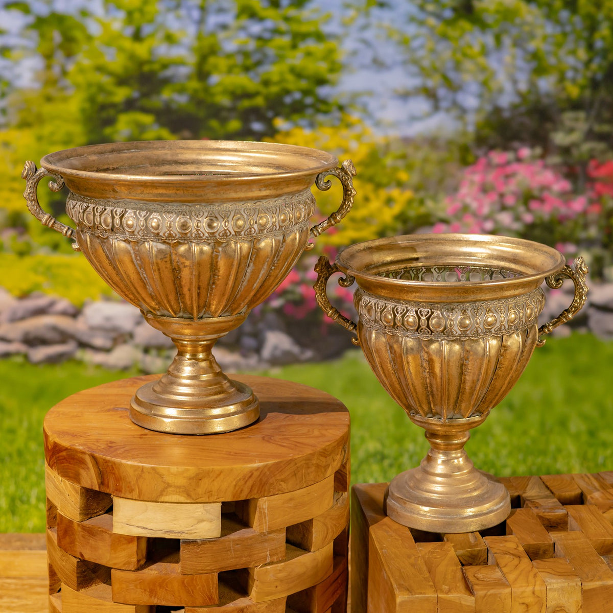 Set of 2 Assorted Metal Urns "Liber"