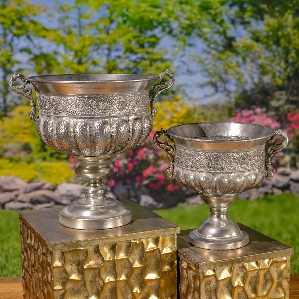 Set of 2 Assorted Metal Urns "Veritas"
