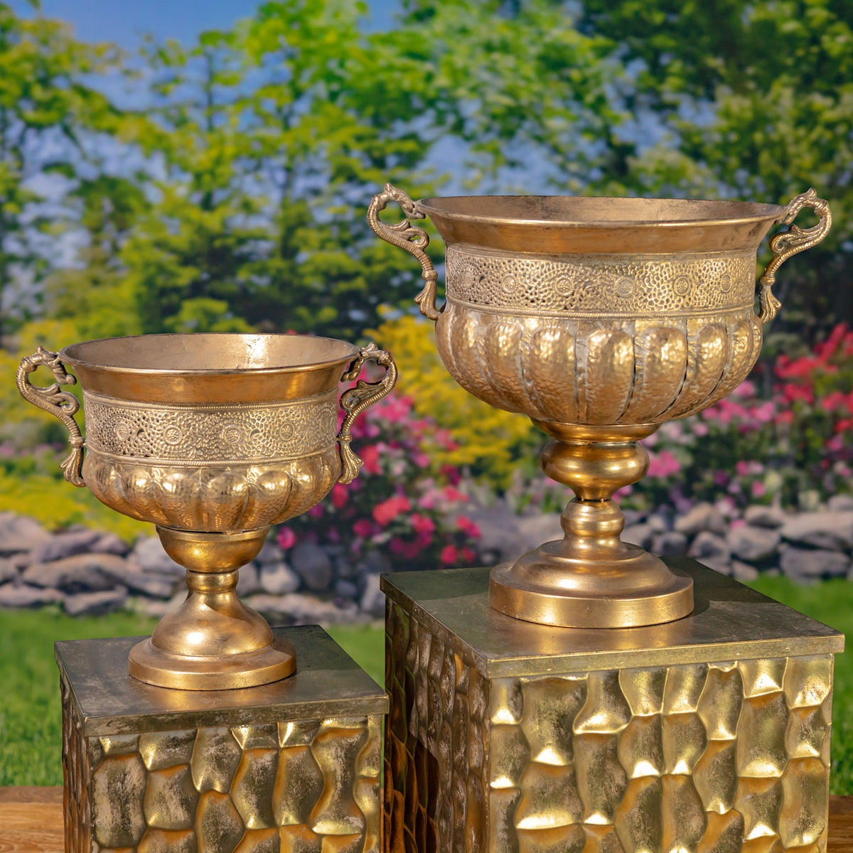Set of 2 Assorted Metal Urns "Veritas"