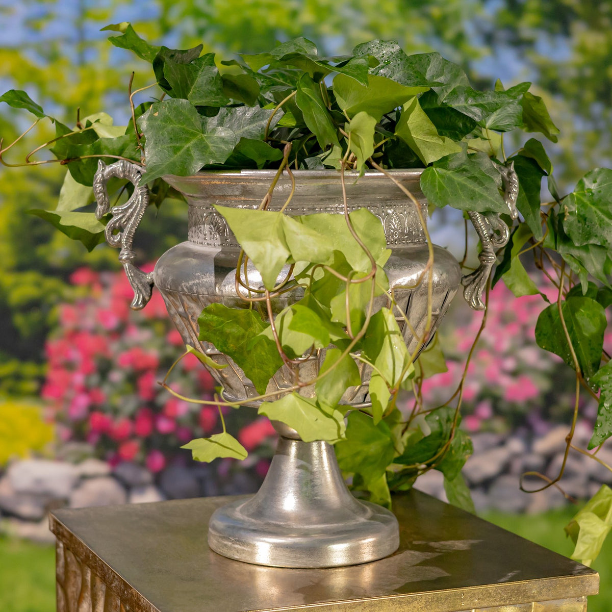 Set of 2 Assorted Metal Urns "Salus"