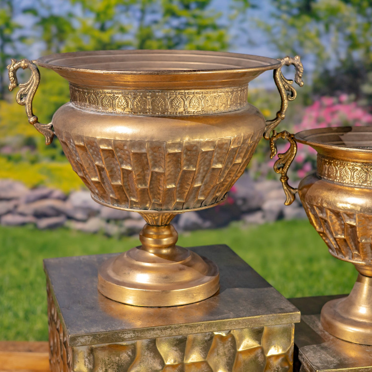Set of 2 Assorted Metal Urns "Salus"