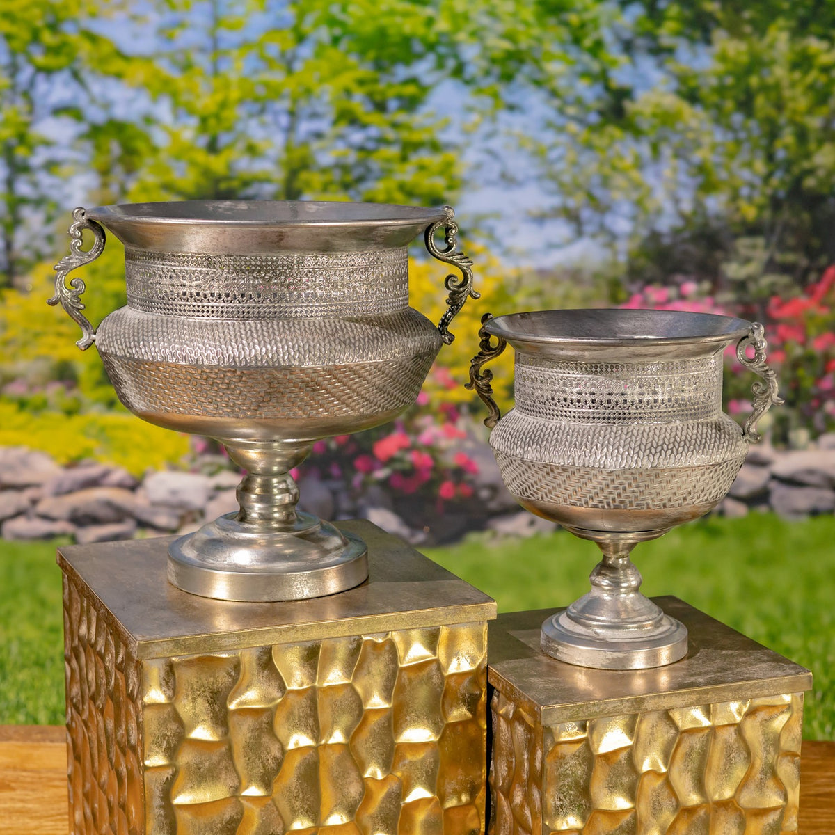 Set of 2 Assorted Metal Urns "Juventas"
