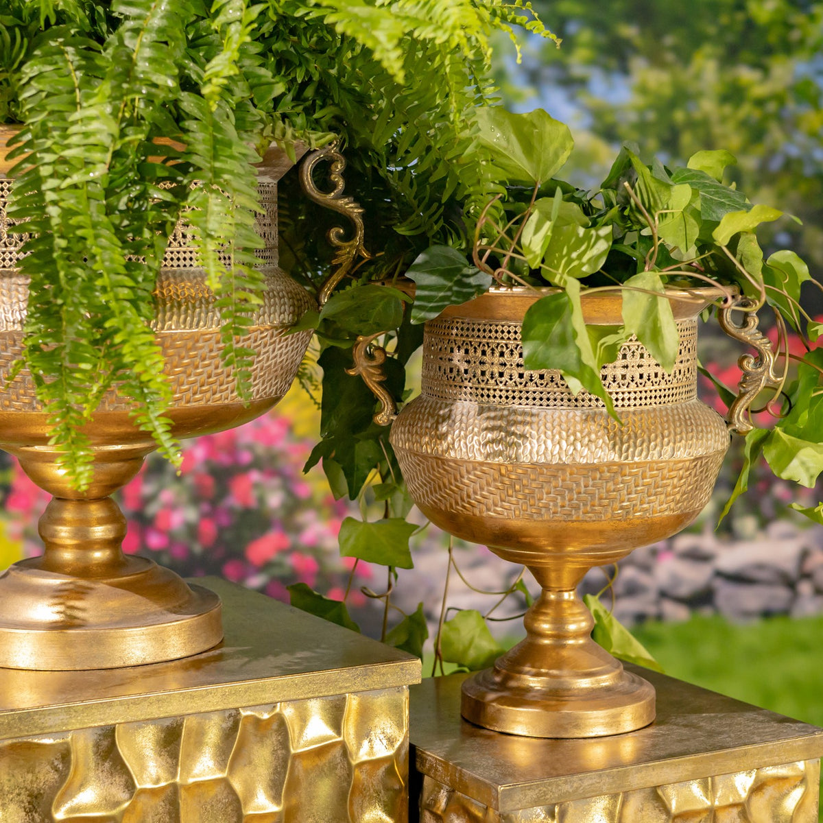 Set of 2 Assorted Metal Urns "Juventas"