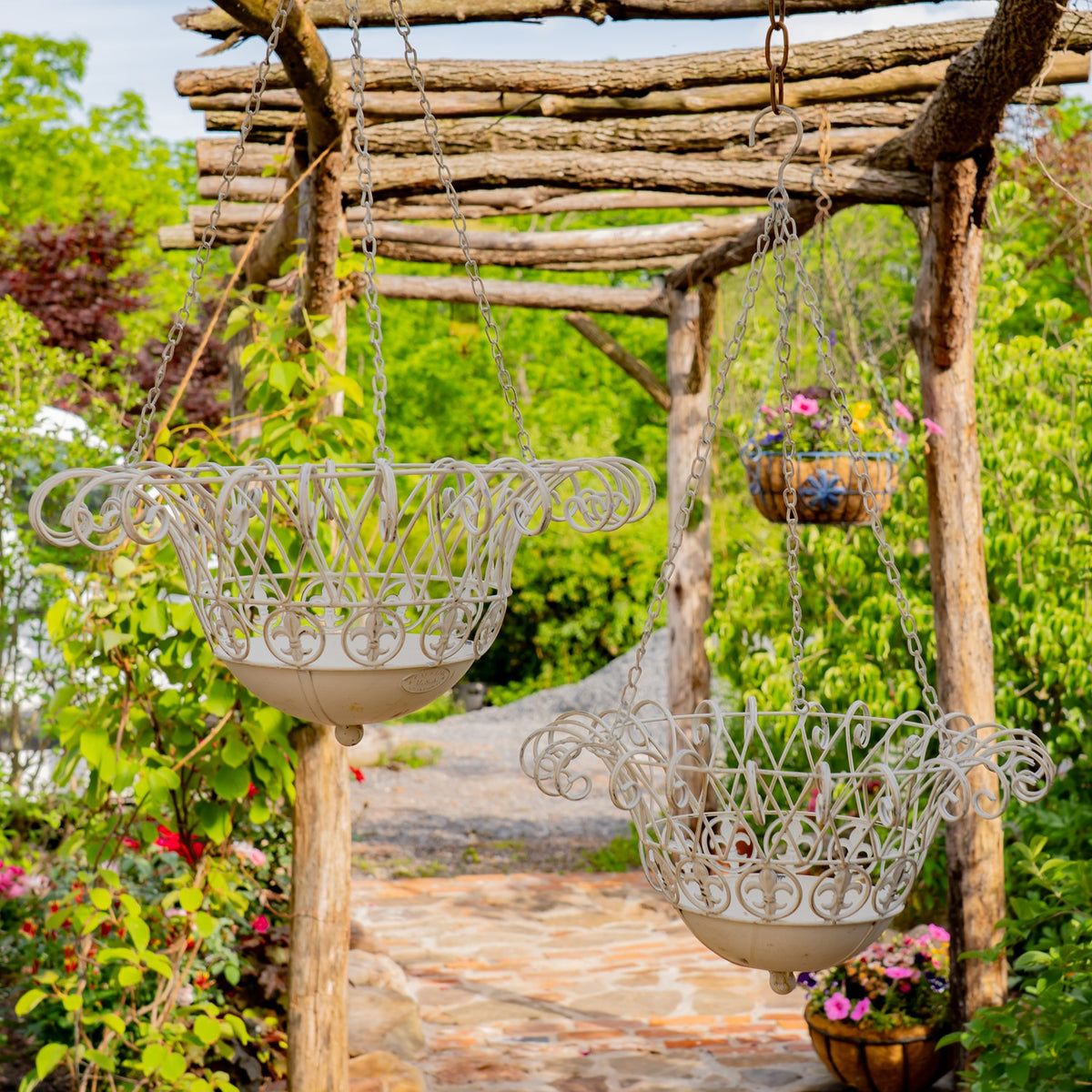 Set of 2 Metal Hanging Basket Planters "Stephania"
