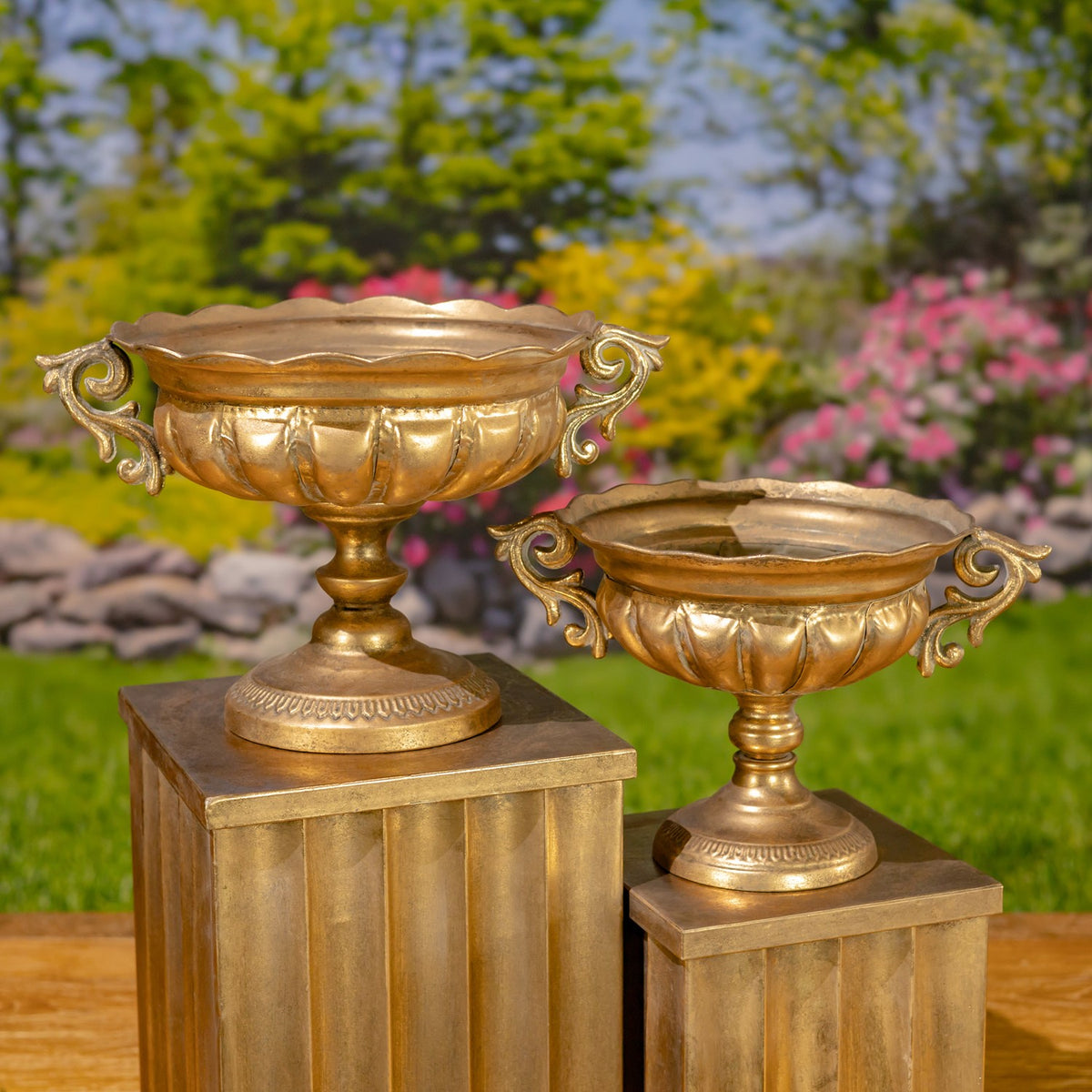 Set of 2 Assorted Metal Urns "Fontus"