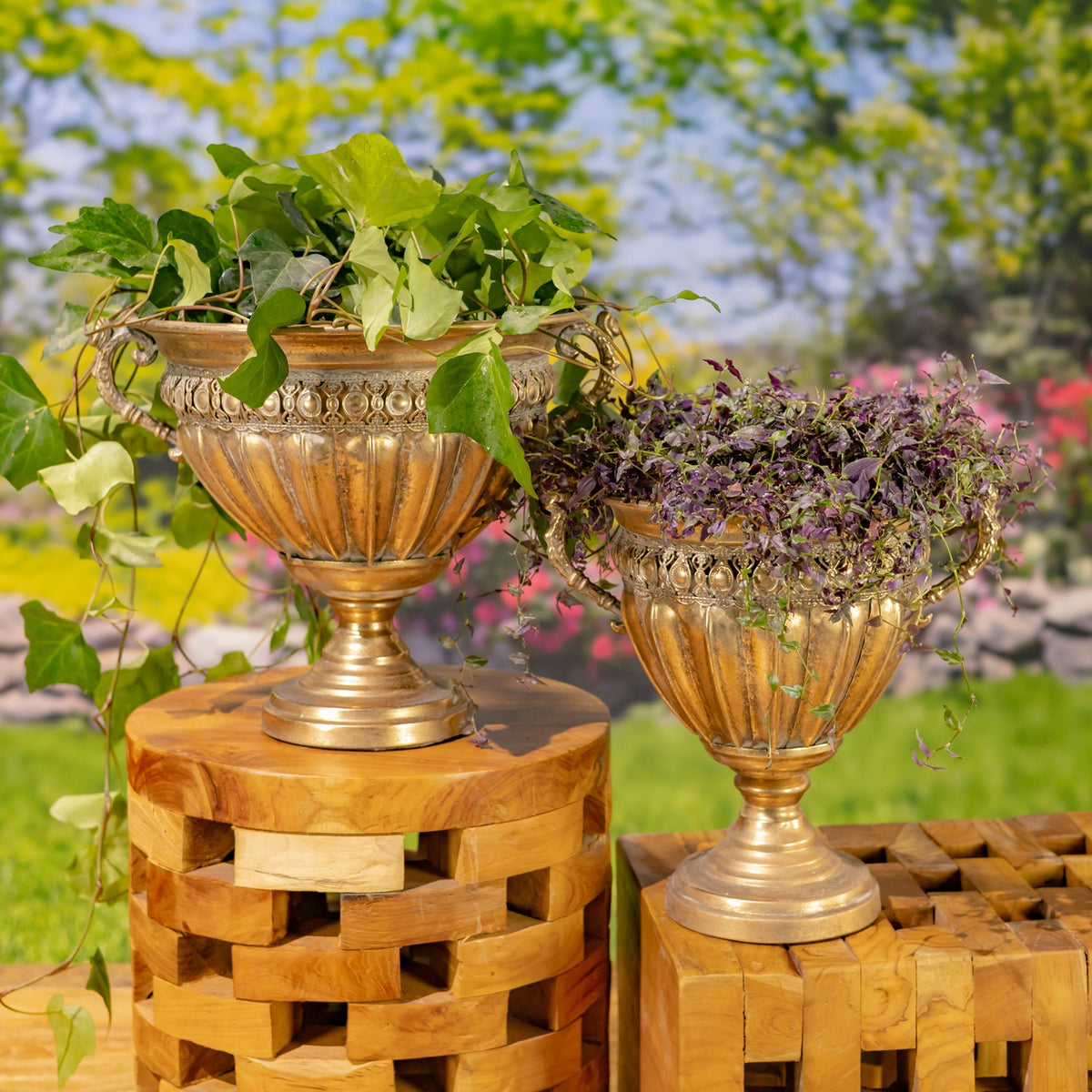 Set of 2 Assorted Metal Urns "Liber"