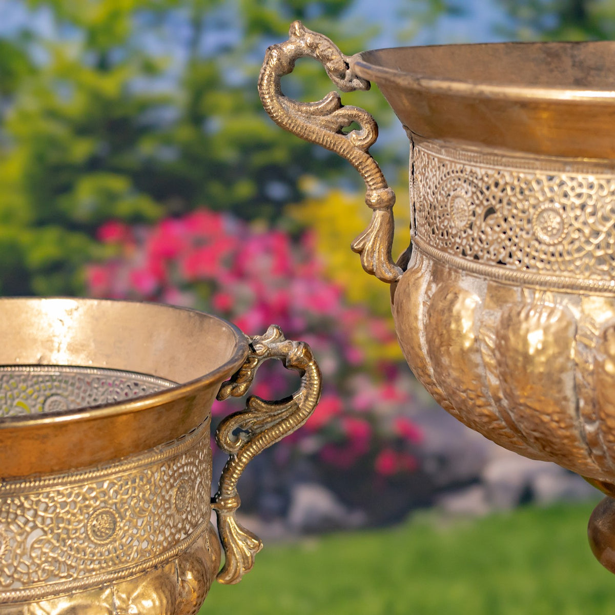 Set of 2 Assorted Metal Urns "Veritas"