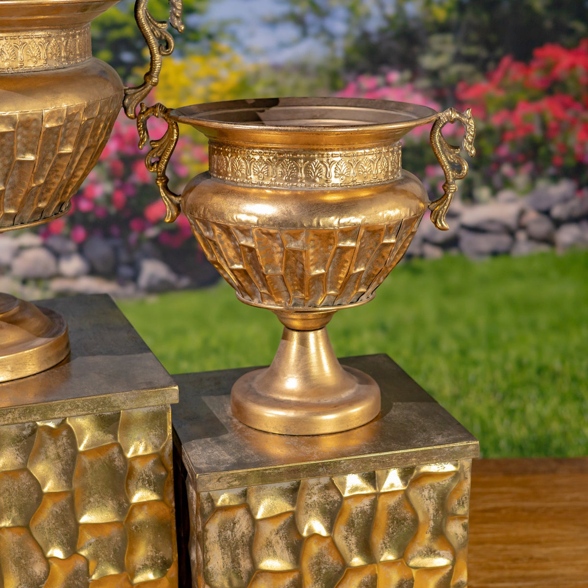 Set of 2 Assorted Metal Urns "Salus"