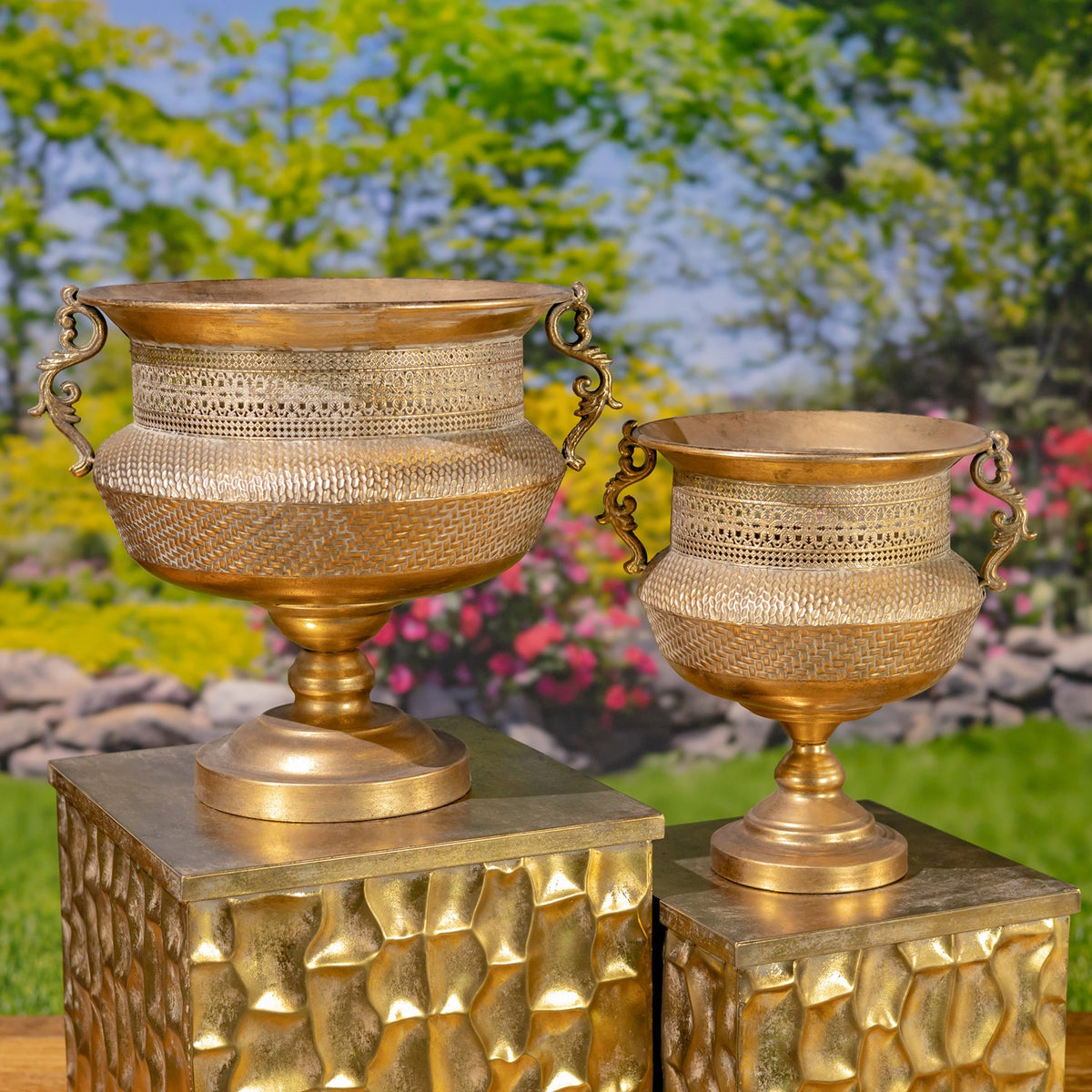 Set of 2 Assorted Metal Urns "Juventas"