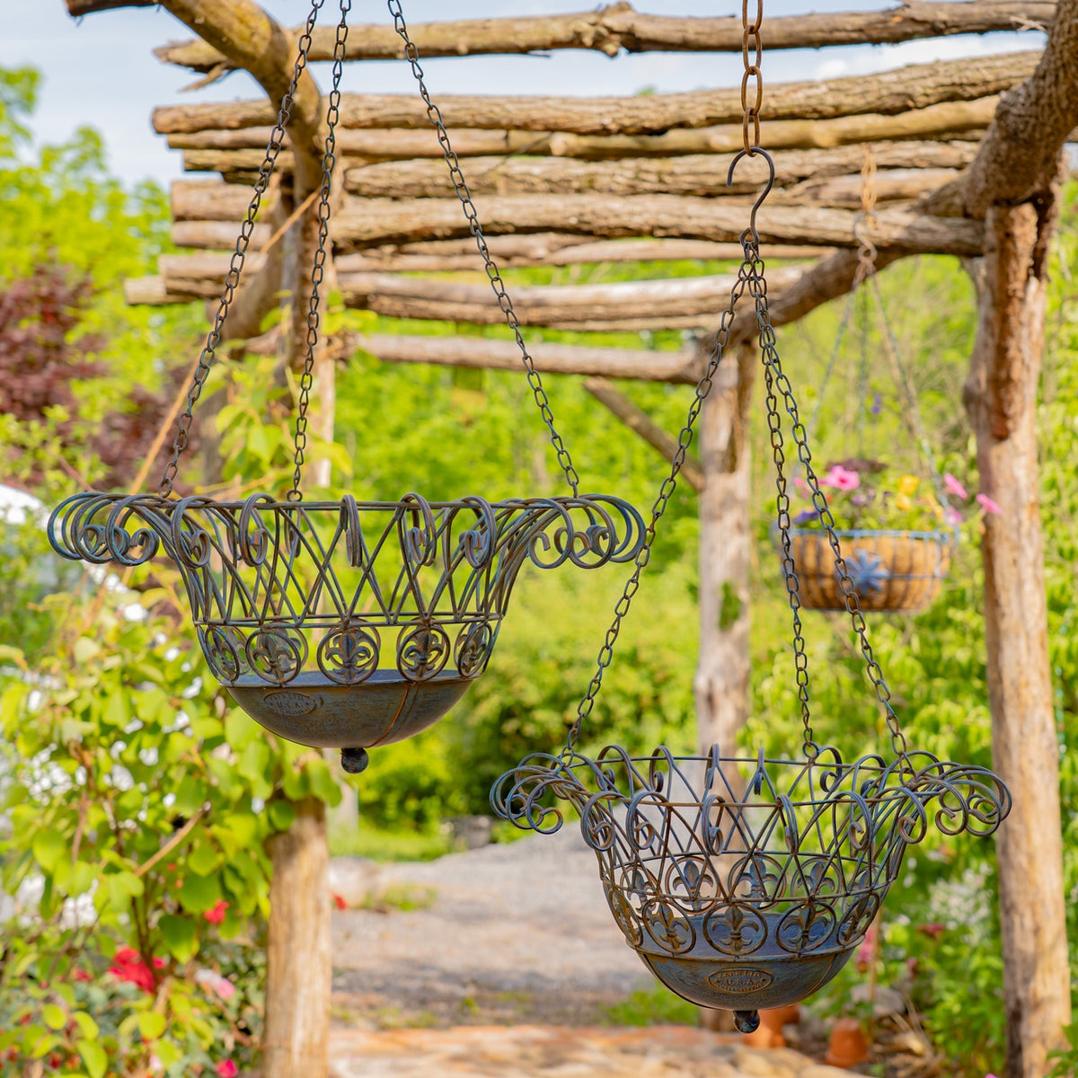 Set of 2 Metal Hanging Basket Planters "Stephania"