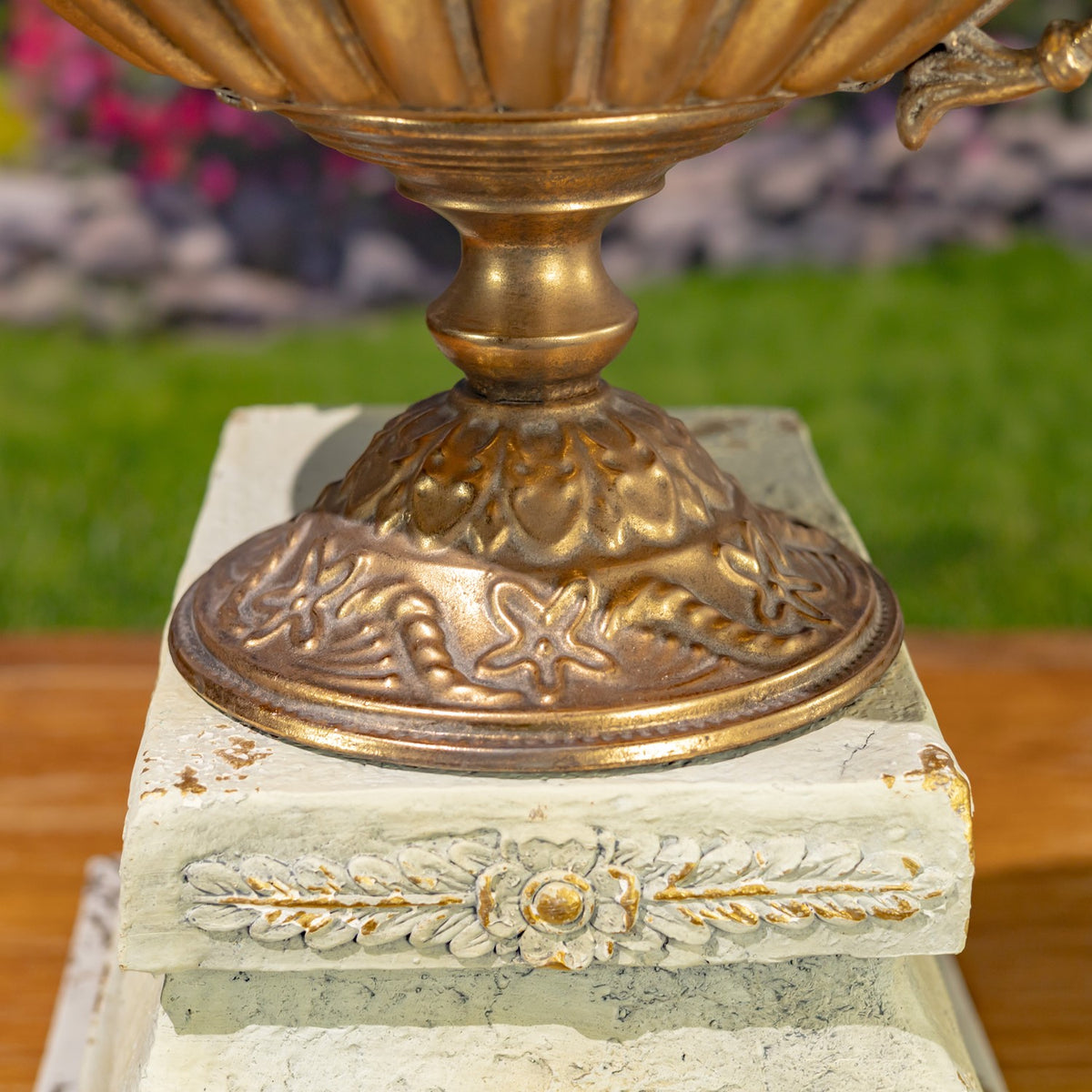 Set of 2 Assorted Frosted Gold Metal Urn "Aeneas"