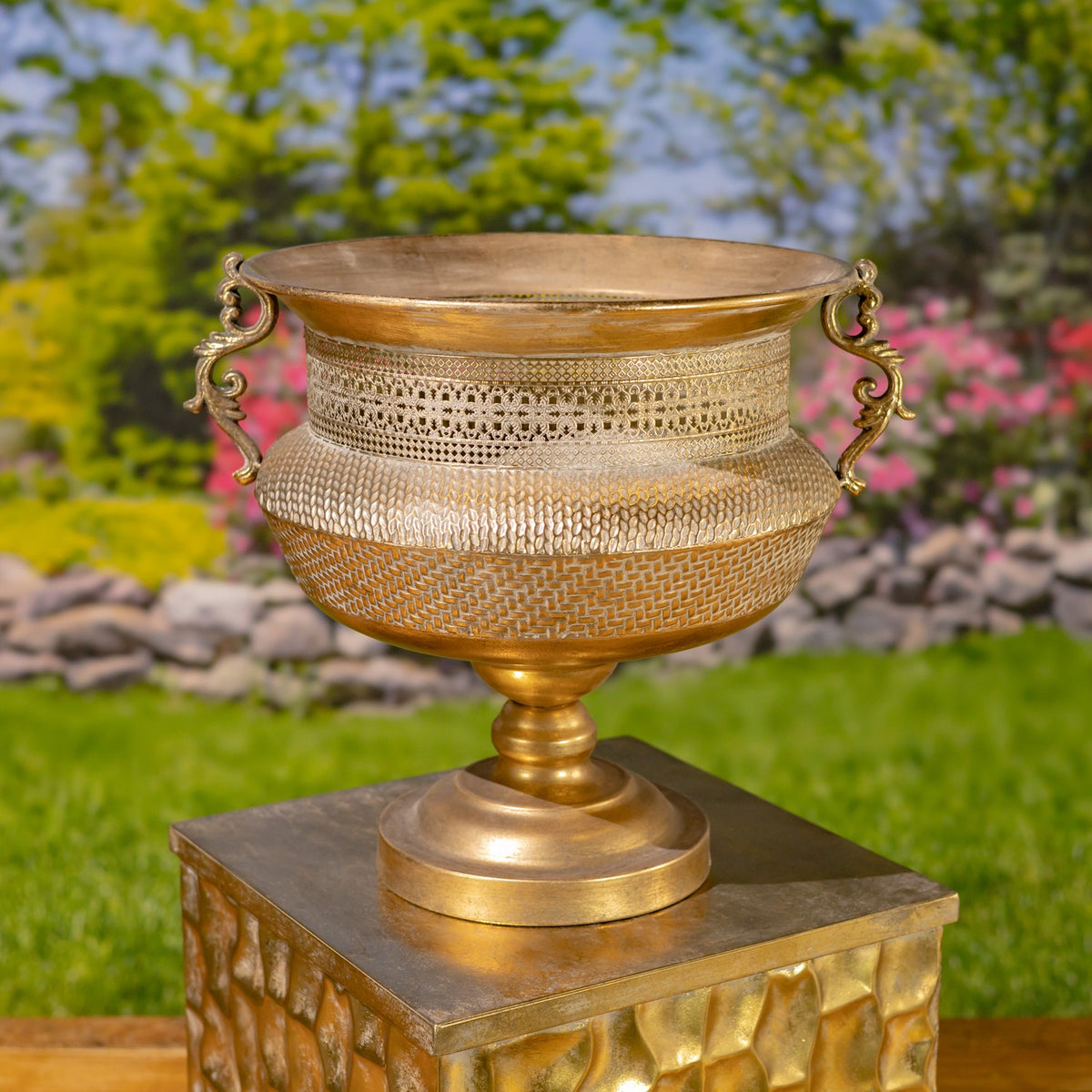 Set of 2 Assorted Metal Urns "Juventas"
