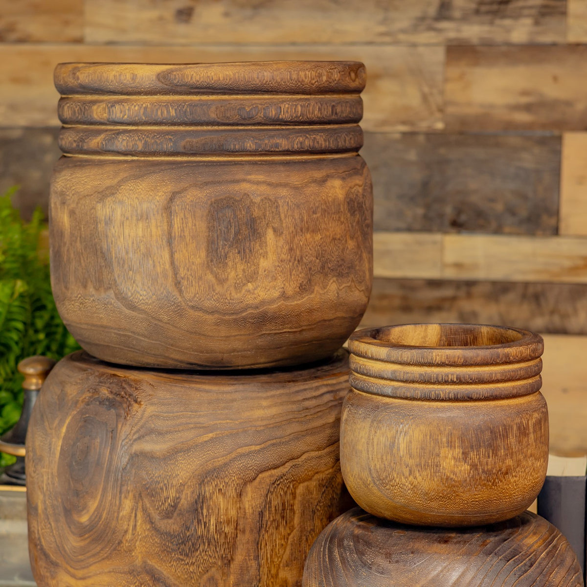 Close-up of the bowls’ rounded forms, raised rims, and swirling brown wood grain.
