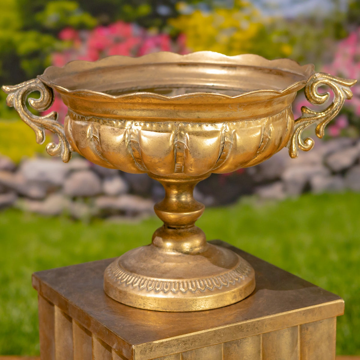 Set of 2 Assorted Metal Urns "Fontus"