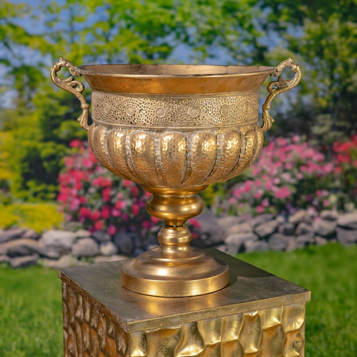 Set of 2 Assorted Metal Urns "Veritas"