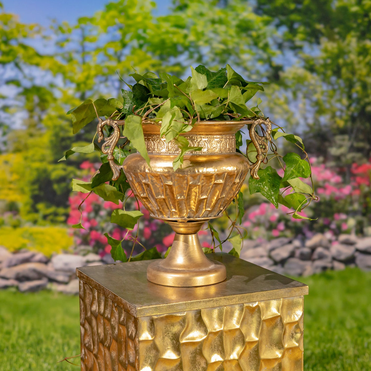 Set of 2 Assorted Metal Urns "Salus"