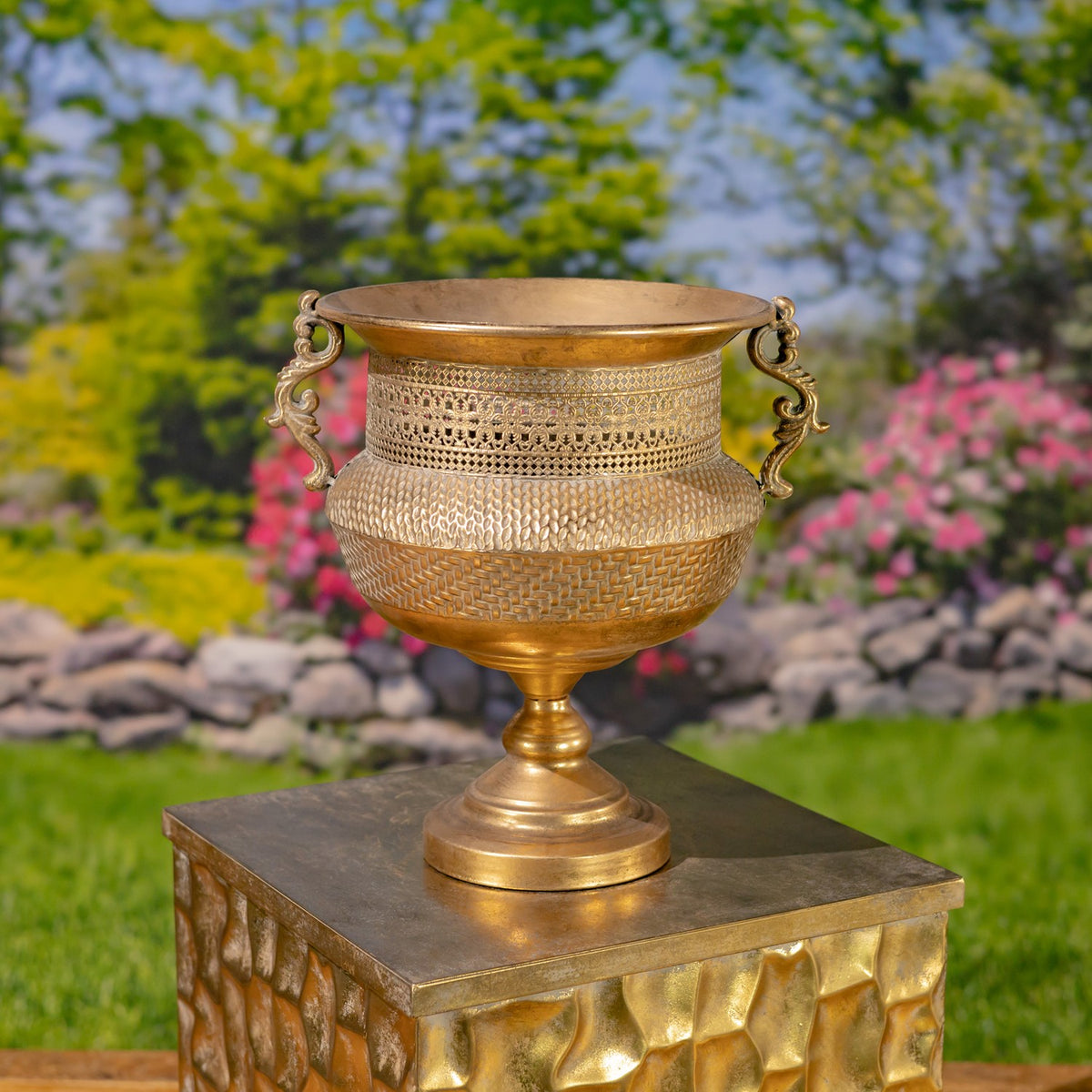 Set of 2 Assorted Metal Urns "Juventas"