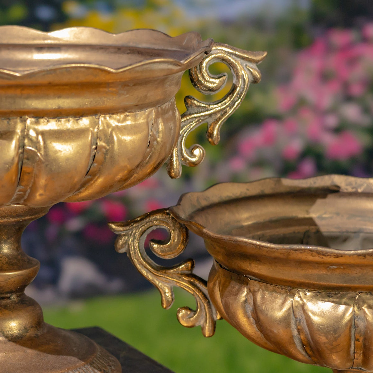 Set of 2 Assorted Metal Urns "Fontus"
