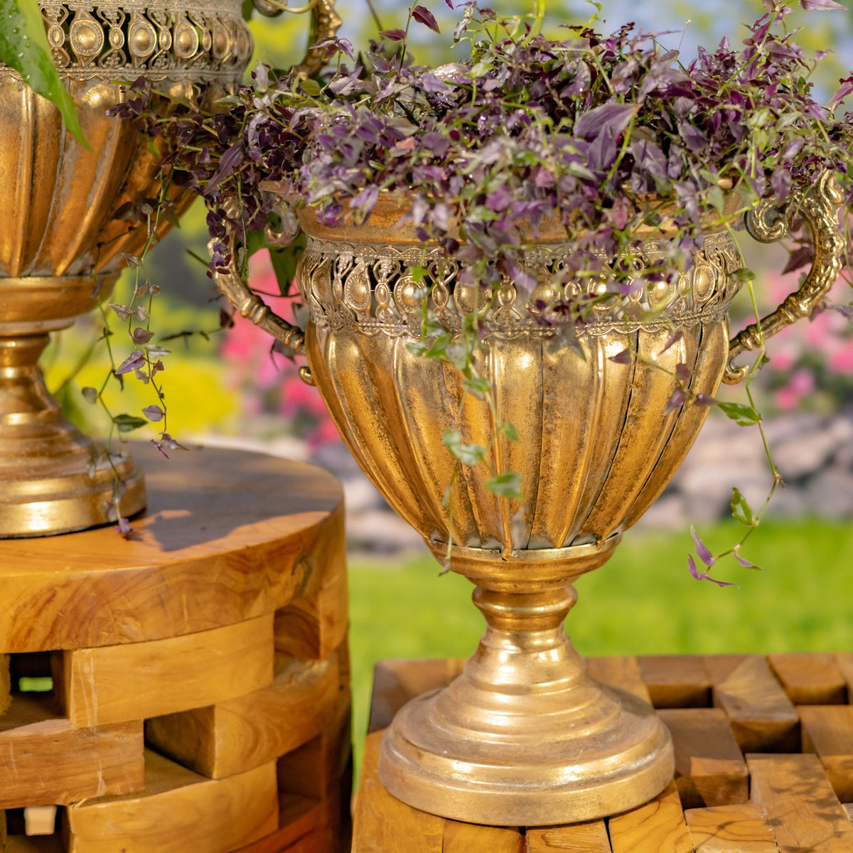 Set of 2 Assorted Metal Urns "Liber"