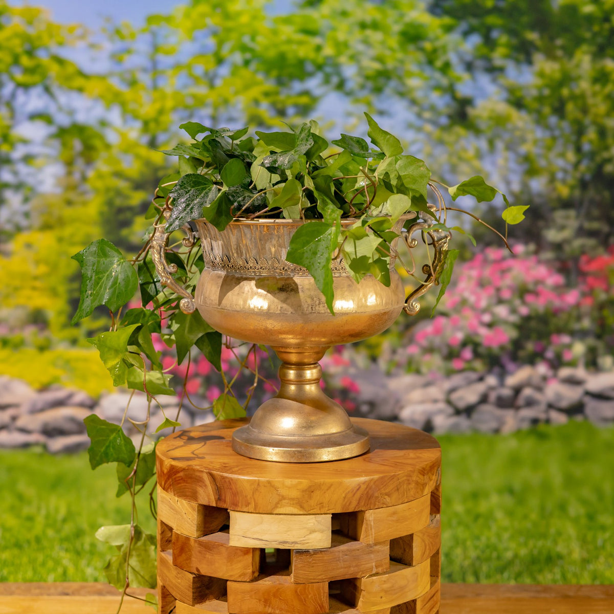Set of 2 Assorted Frosted Gold Metal Urns "Pomona"