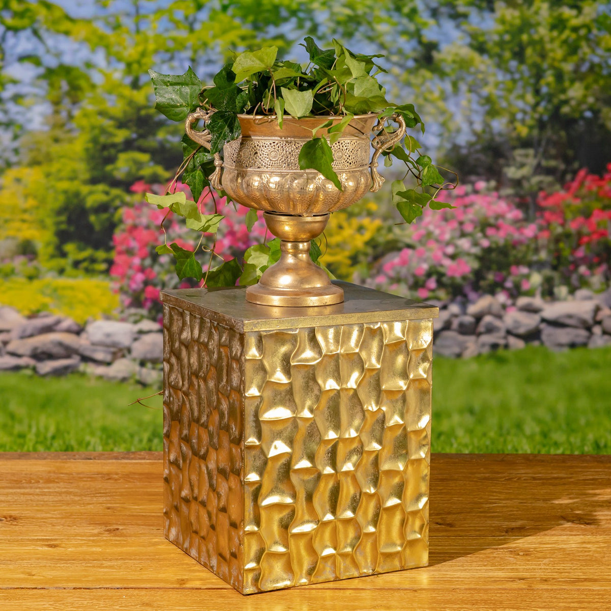 Set of 2 Assorted Metal Urns "Veritas"