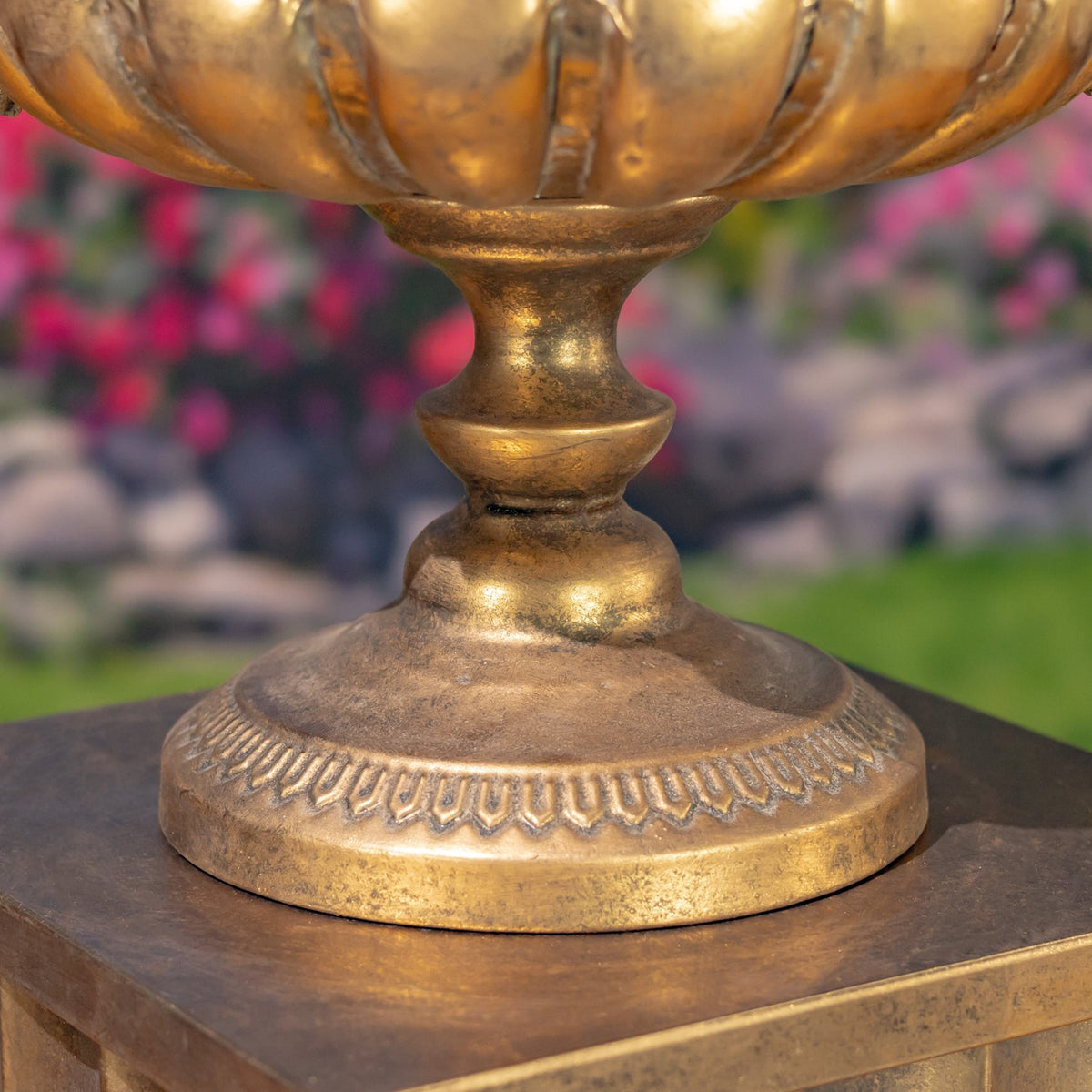 Set of 2 Assorted Metal Urns "Fontus"