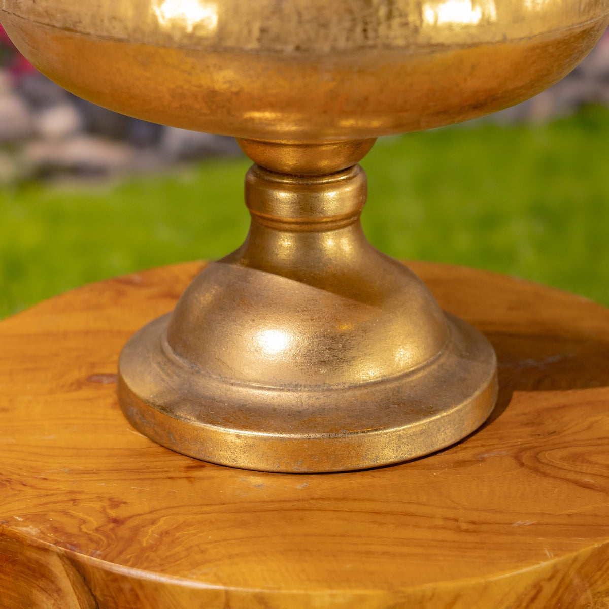 Set of 2 Assorted Frosted Gold Metal Urns "Pomona"