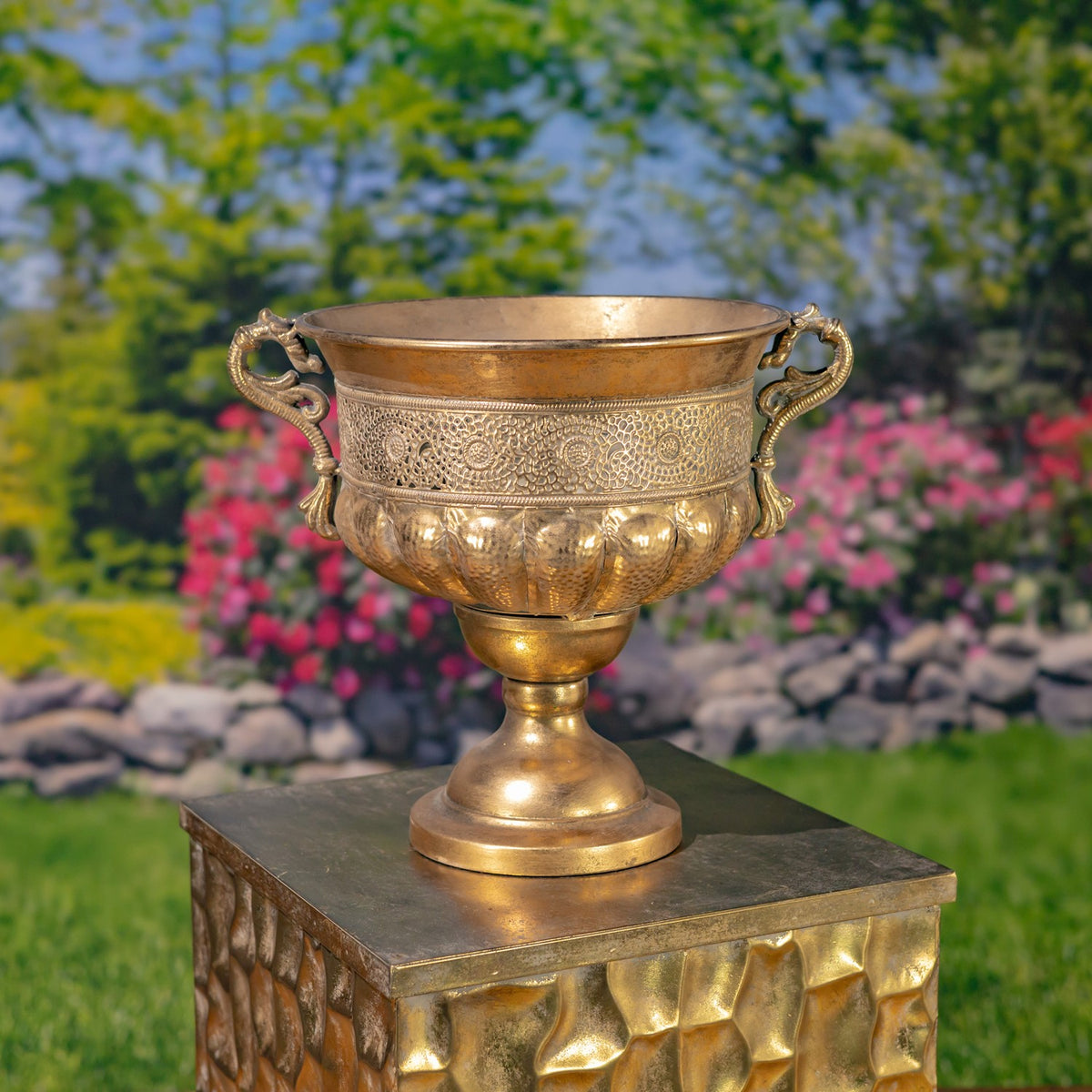 Set of 2 Assorted Metal Urns "Veritas"