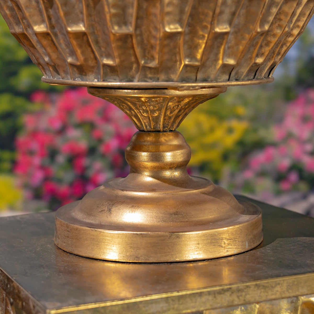 Set of 2 Assorted Metal Urns "Salus"