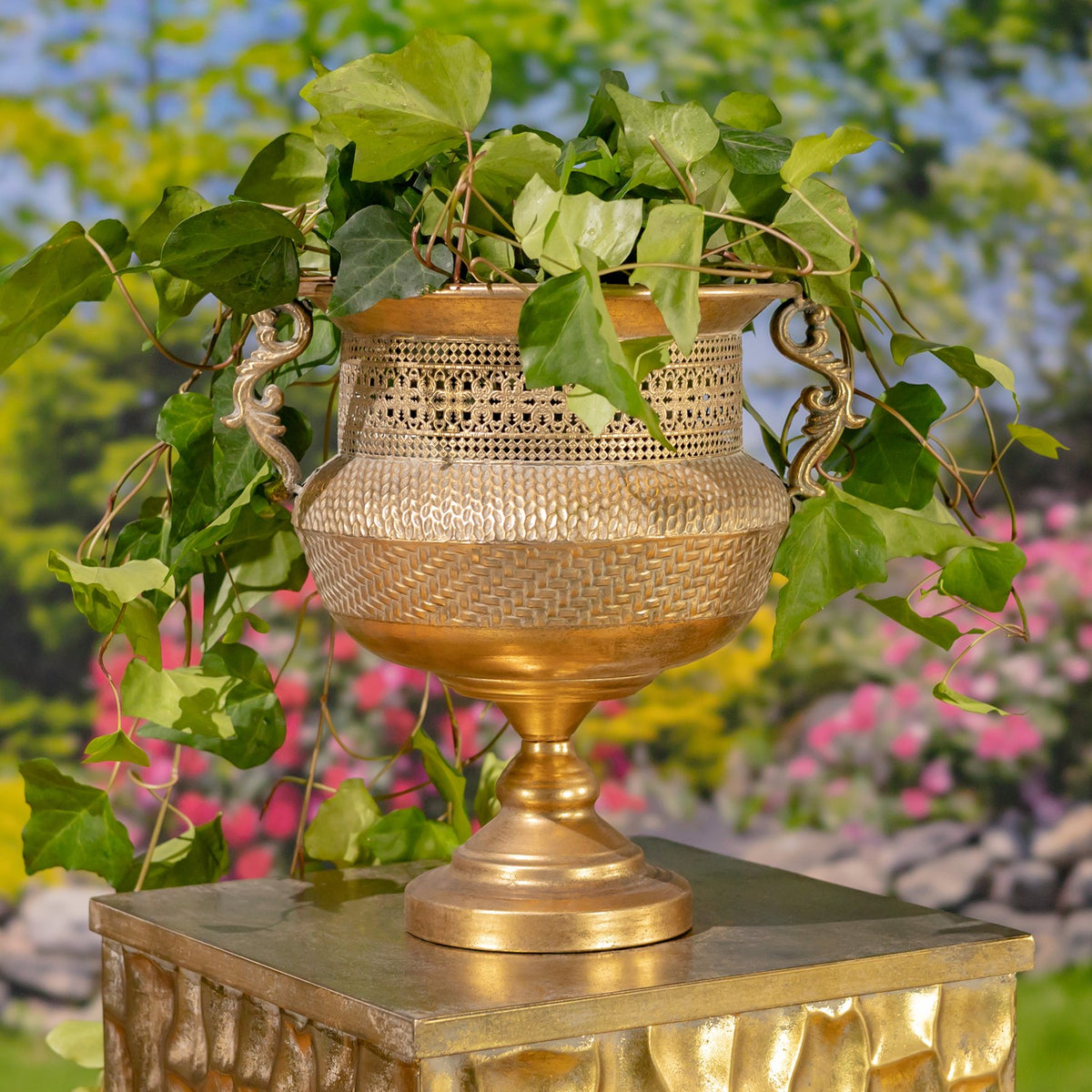 Set of 2 Assorted Metal Urns "Juventas"