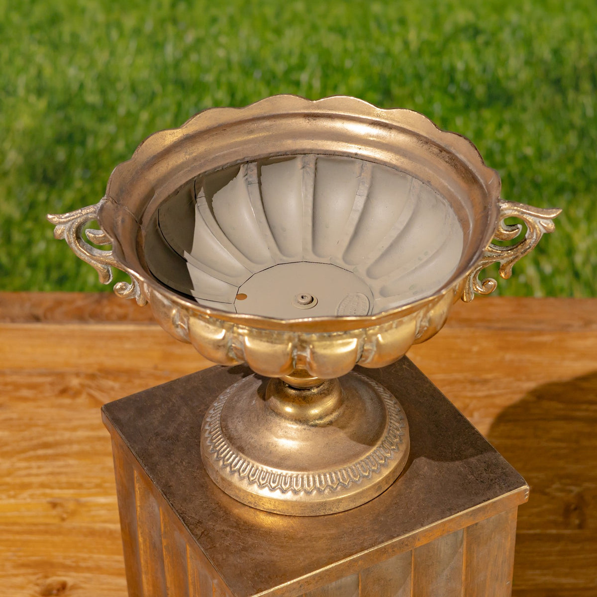 Set of 2 Assorted Metal Urns "Fontus"