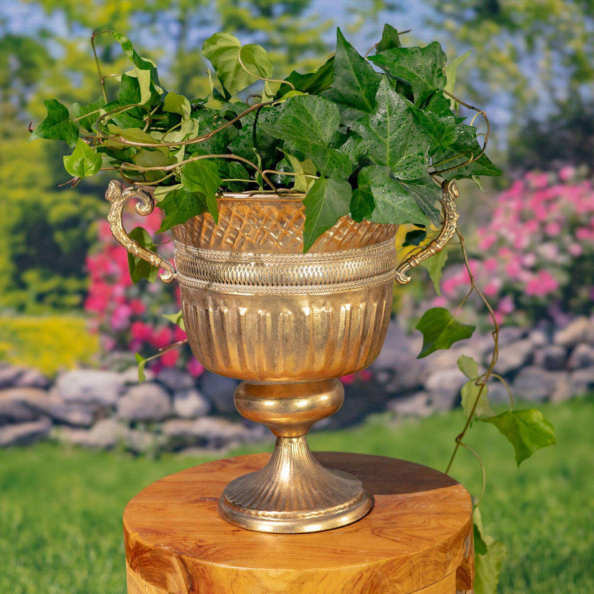 Set of 3 Assorted Metal Urns "Sancus"