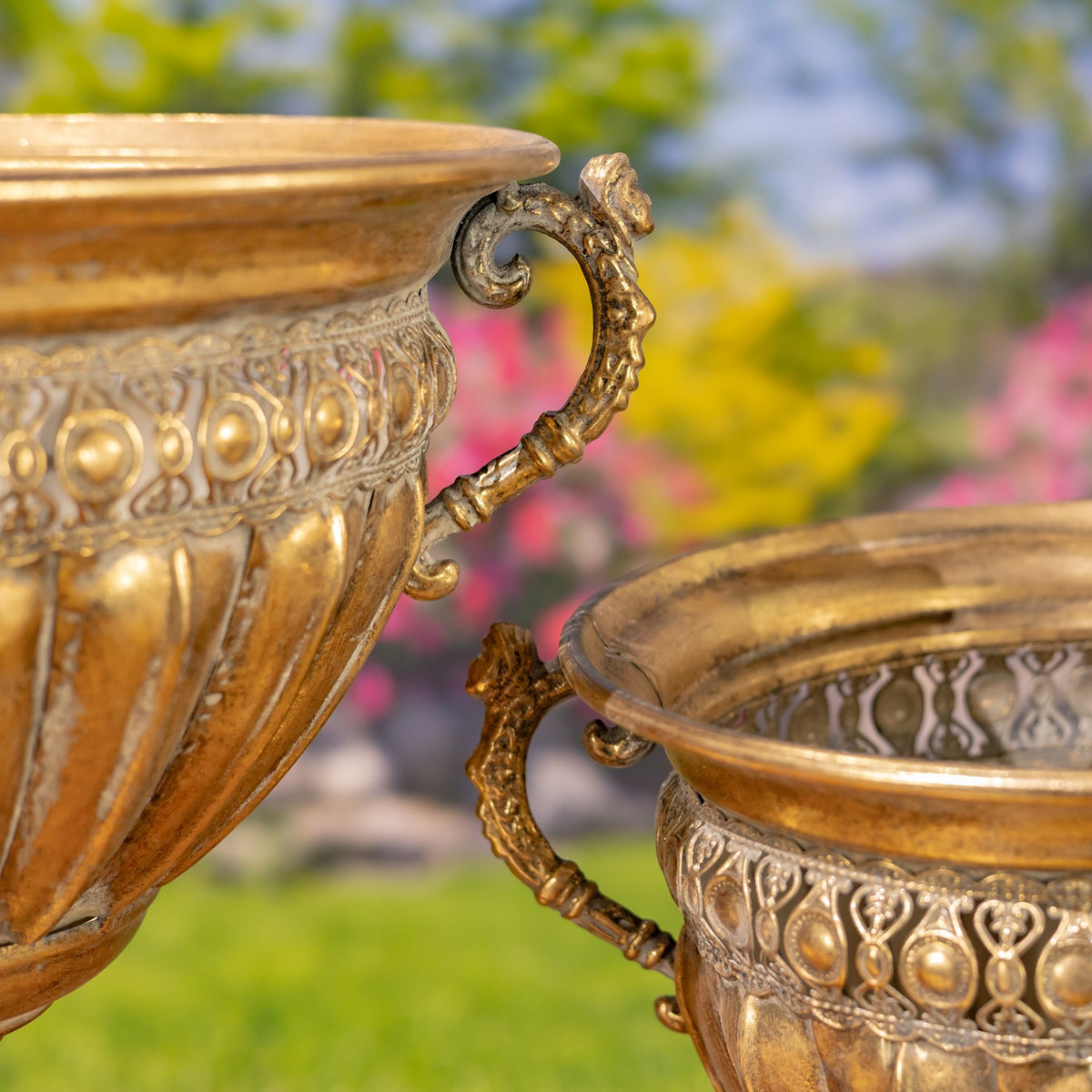 Set of 2 Assorted Metal Urns "Liber"
