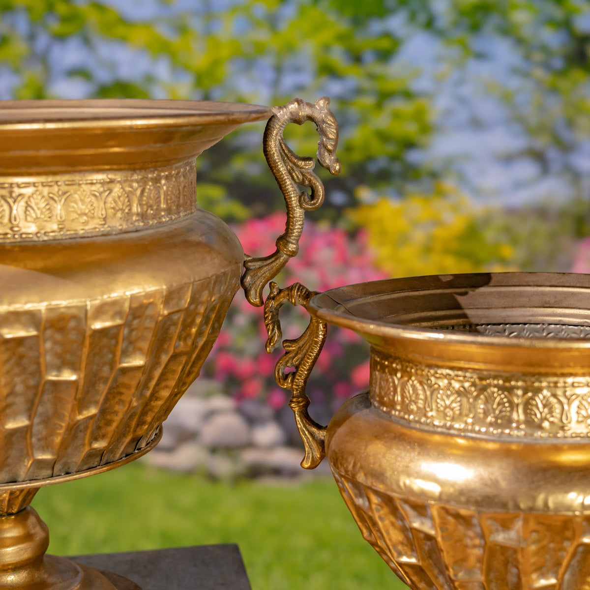 Set of 2 Assorted Metal Urns "Salus"