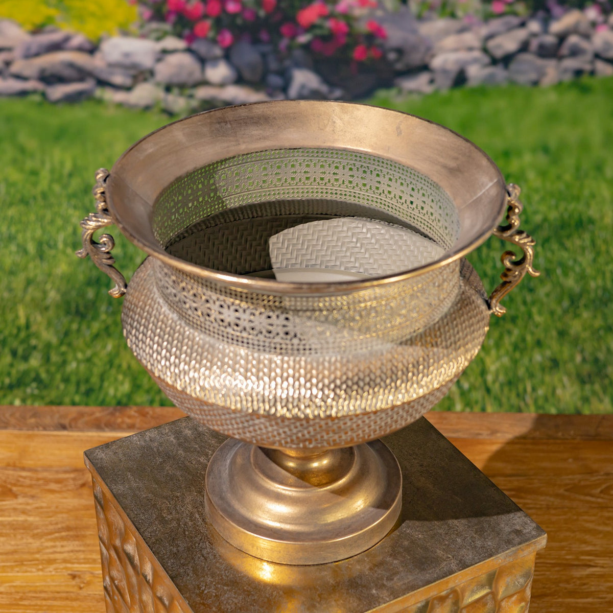 Set of 2 Assorted Metal Urns "Juventas"